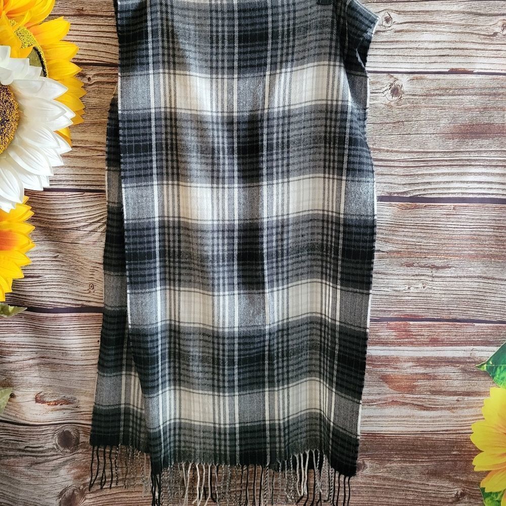 Scarf unbranded 72X21 fringe soft gray/black/white  plaid cotton Pre-owned